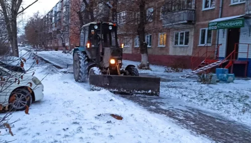 В непогоду на улицы Барнаула вышли десятки единиц техники