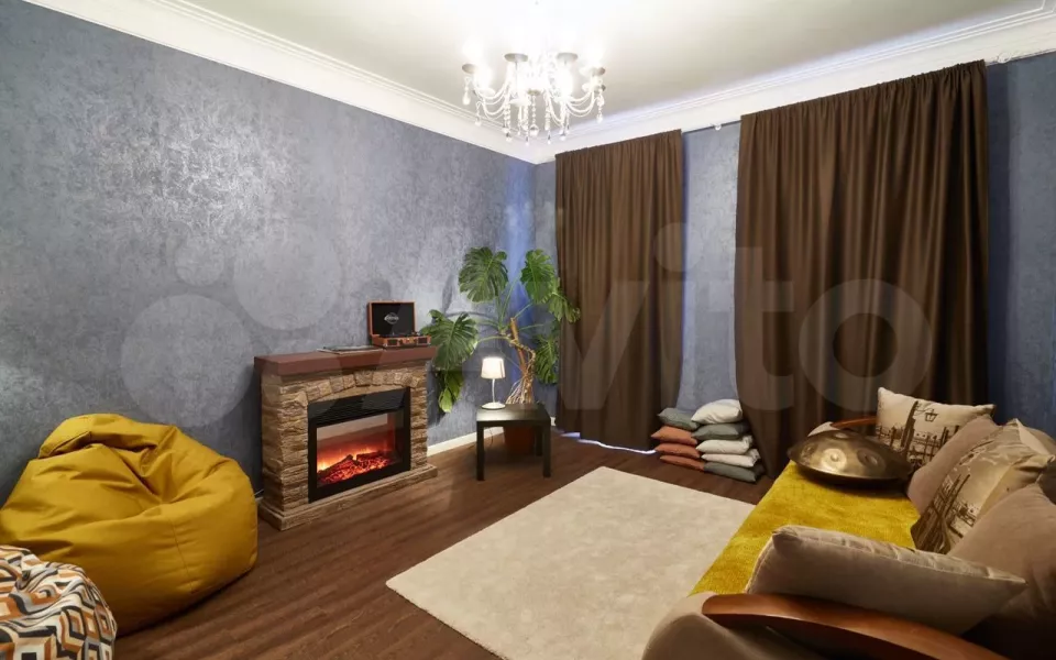 В доме под шпилем в Барнауле продают крохотную квартиру почти за 5 млн рублей