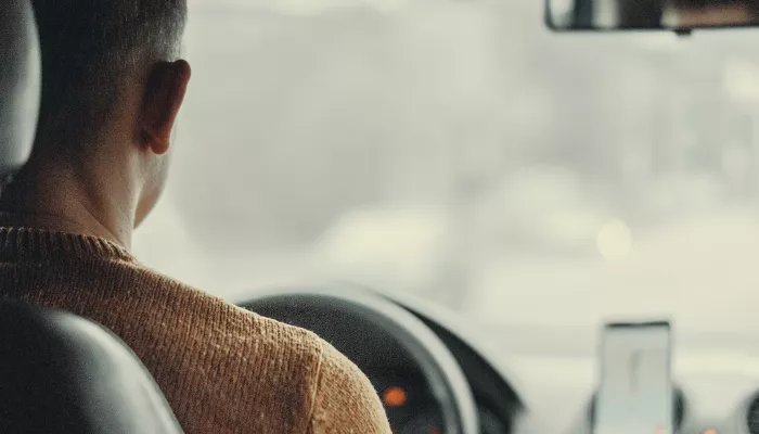 В Барнауле пенсионер каждое утро крестит машины на перекрестке