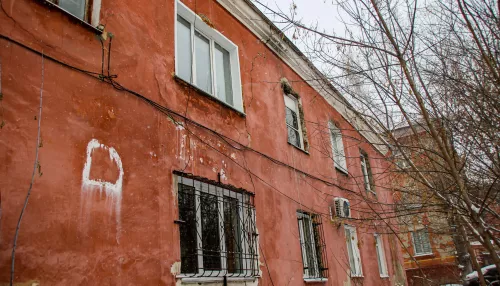 Аварийный дом в Барнауле дал глубокую трещину, разделившую его на две половины