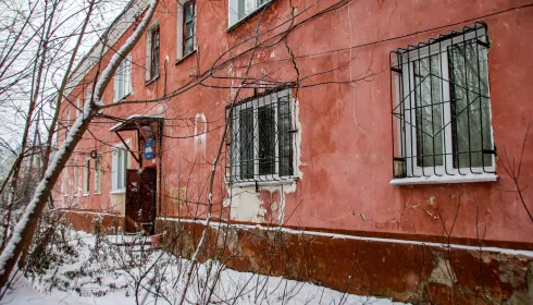 В Барнауле эвакуируют жильцов разрушающегося аварийного дома