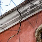 В Барнауле следователи заинтересовались домом с глубокой трещиной