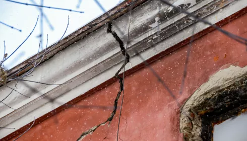 В Барнауле следователи заинтересовались домом с глубокой трещиной