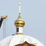 В барнаульском парке Изумрудный на храм установили крест и купол