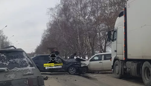 В Барнауле две иномарки лоб в лоб столкнулись на Павловском тракте