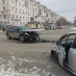 В Барнауле две иномарки разбились у кинотеатра Мир