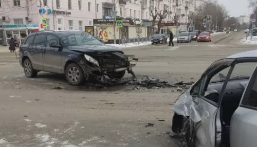 В Барнауле две иномарки разбились у кинотеатра Мир