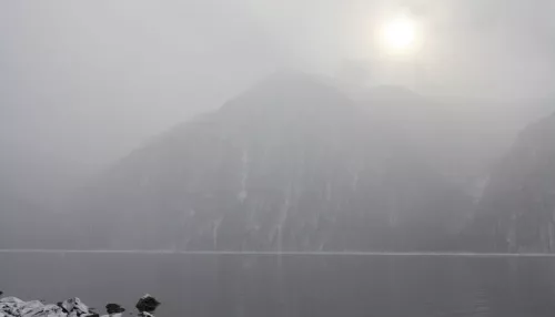 На Алтае засняли заснеженные окрестности Телецкого озера