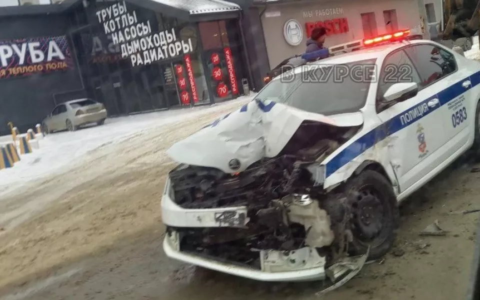 Барнаульцы обсуждают видео столкновения машины ДПС с трактором