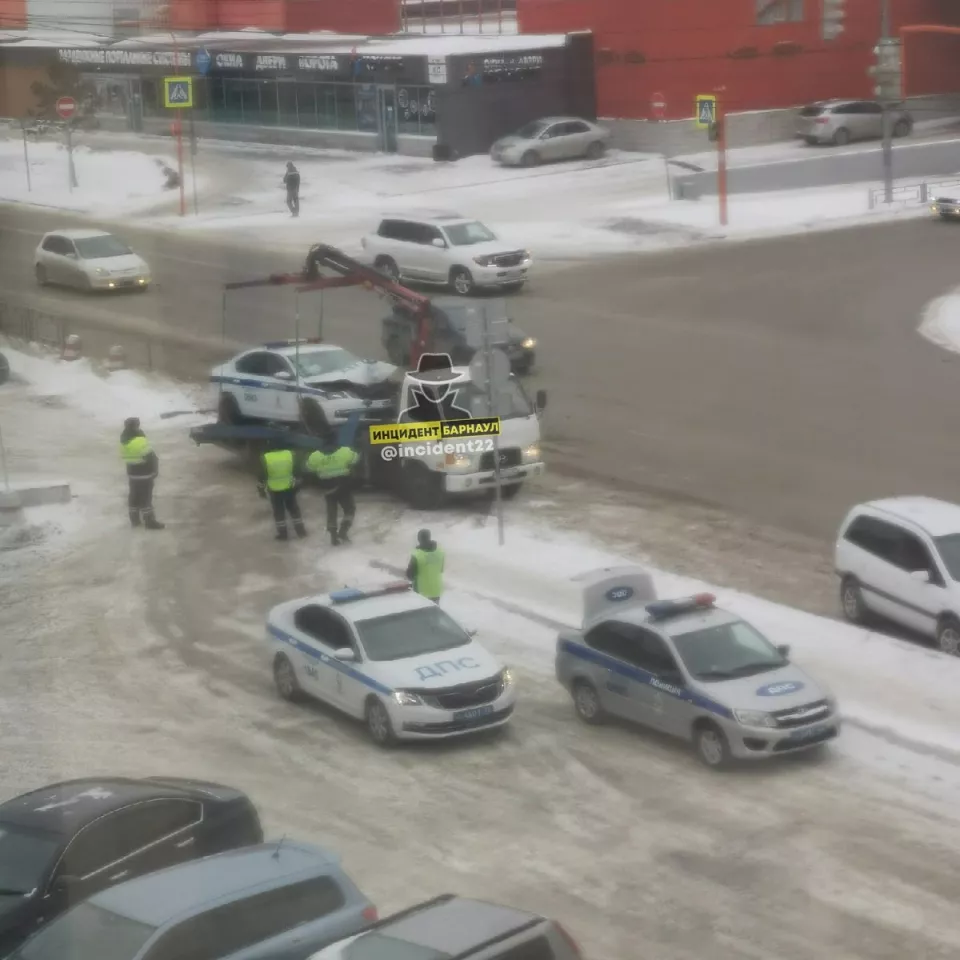 В барнаульской полиции рассказали подробности ДТП с автомобилем ДПС - Толк  21.11.2022