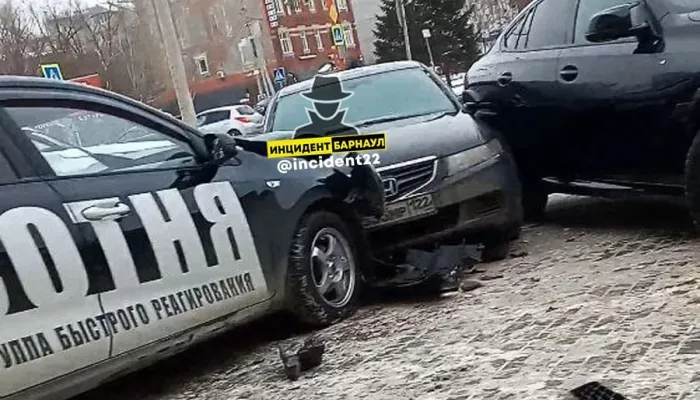 В центре Барнаула произошло массовое ДТП с машиной ЧОПа