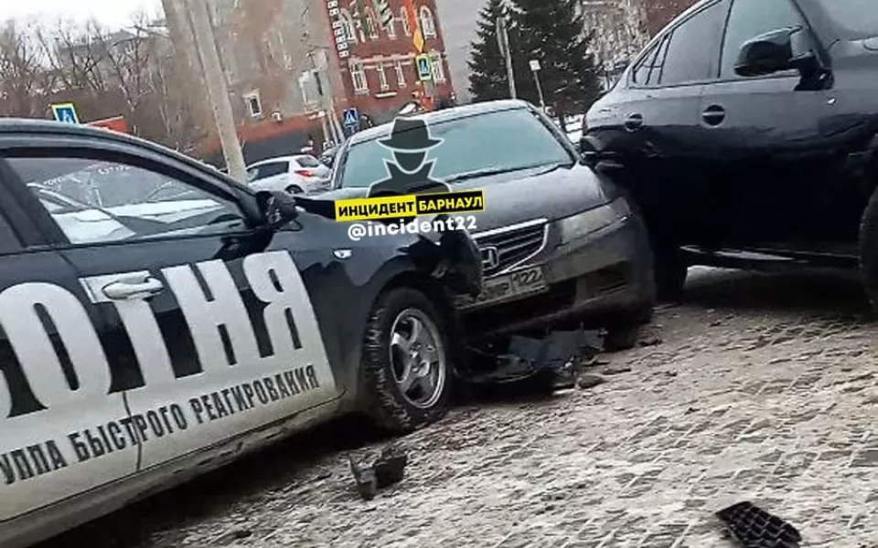 В центре Барнаула произошло массовое ДТП с машиной ЧОПа