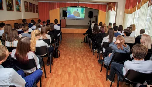 В Алтайском крае единороссы проводят киноуроки для школьников