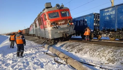 Поезд сошел с рельсов после столкновения с КамАЗом в Новосибирской области