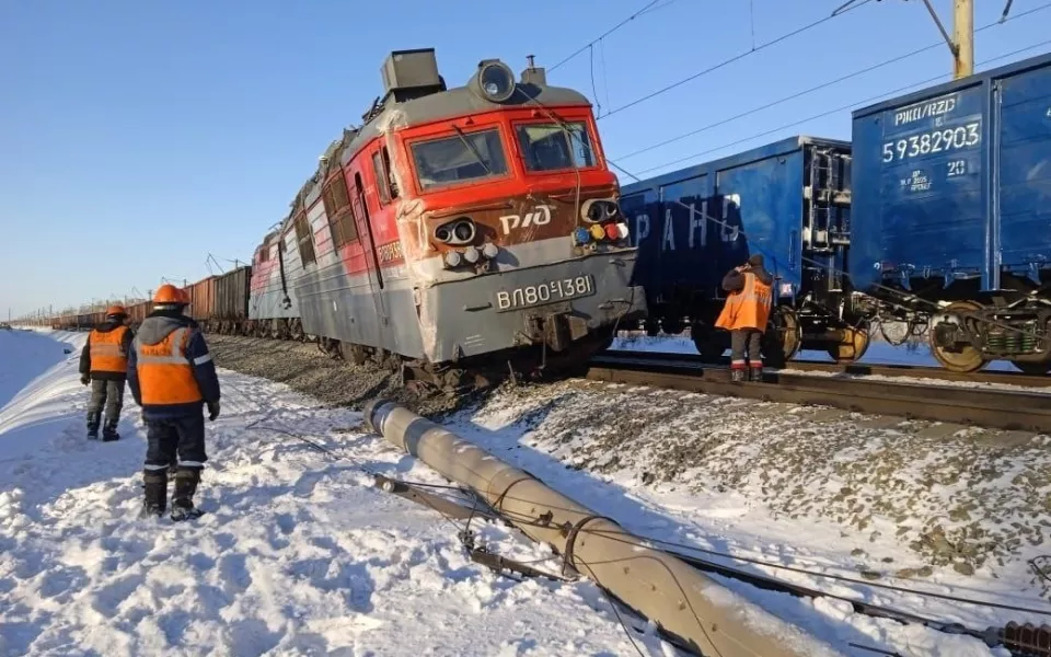 Поезд сошел с рельсов после столкновения с КамАЗом под Новосибирском
