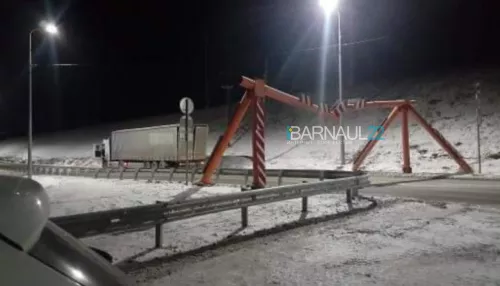 В Барнауле большегруз проломил ограничитель высоты на Старом мосту