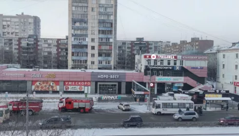 В Барнауле на остановке утром загорелся пассажирский автобус