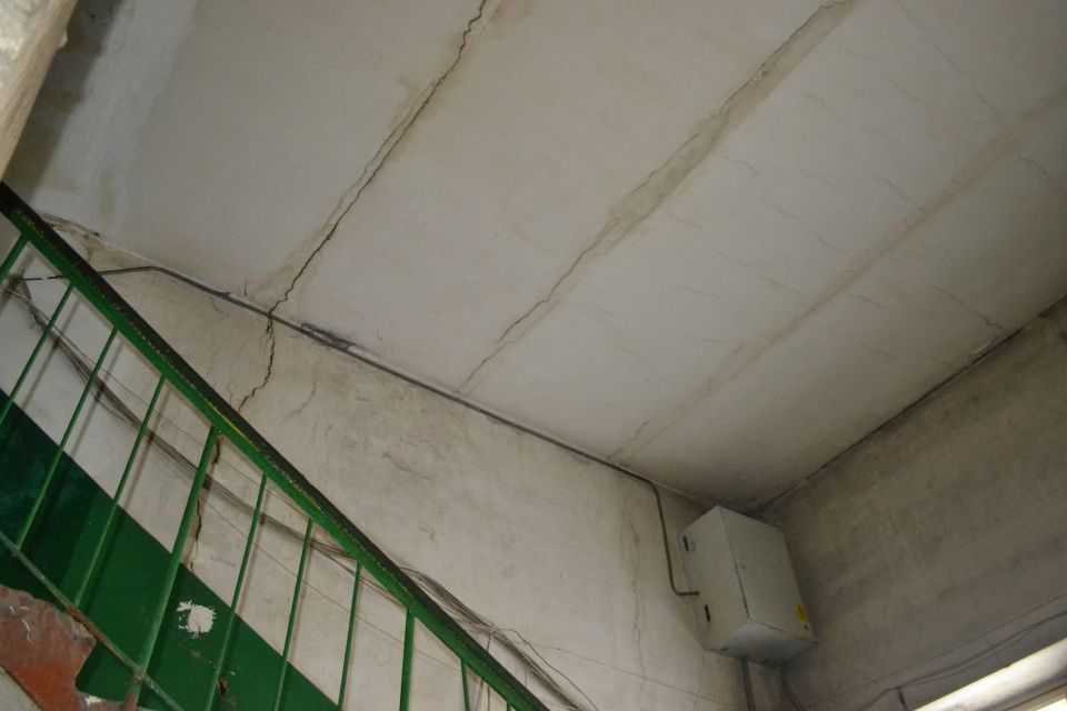 Трещины в подъзде дома по адресу: пр. Коммунаров, 122б