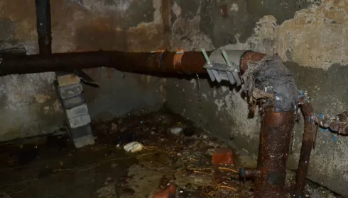 Озеро в подвале и трещины в стенах. Барнаульцы бьются за ремонт своего дома