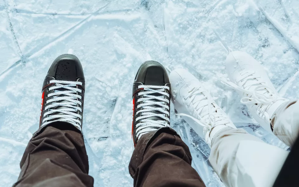 От парков до торговых центров. Где покататься на коньках в Барнауле зимой