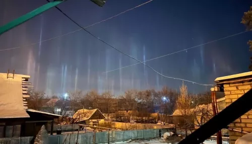 Необычные световые столбы появились в небе над Барнаулом