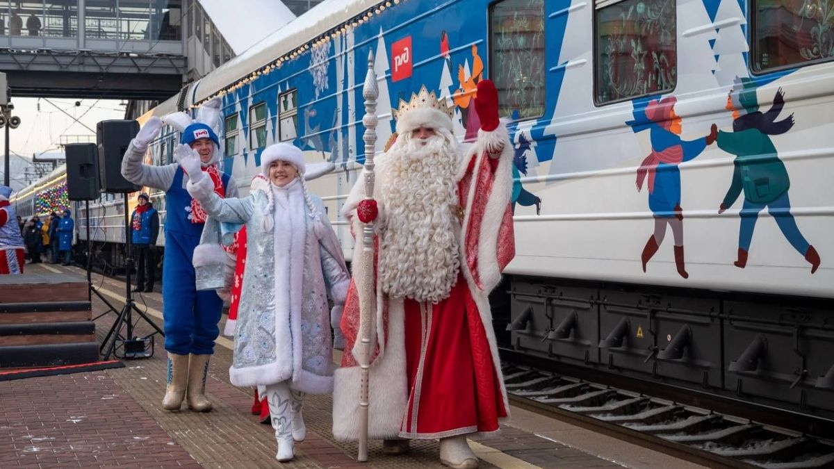 Дед Мороз на остановке в Красноярском крае
