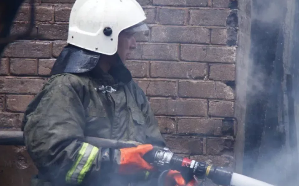 Пожарные более шести часов тушили возгорание на фосфорном заводе в Тольятти