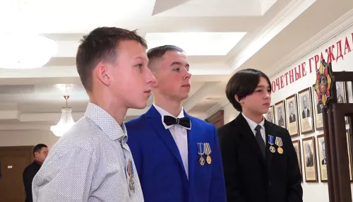 Трёх подростков из Алтайского края наградили за спасение детей