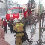 В Бийске на пожаре в доме спасли 12 взрослых и ребенка