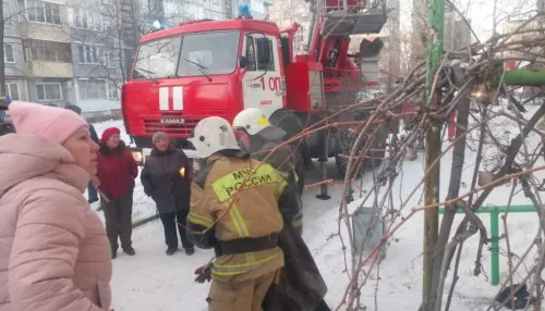 В Бийске на пожаре в доме спасли 12 взрослых и ребенка