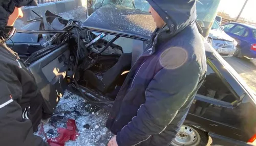 В Сети появилось видео, как гонщик протаранил автобус в Бийске