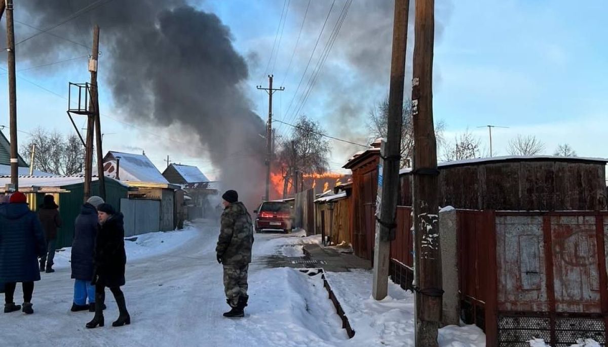 28 ноября фото. Пожар в частном доме. В Барнауле сгорел дом. Выход пожар. Сгорел дом Алтайское.