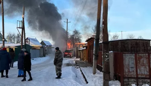 В Барнауле произошел сильный пожар в частном секторе