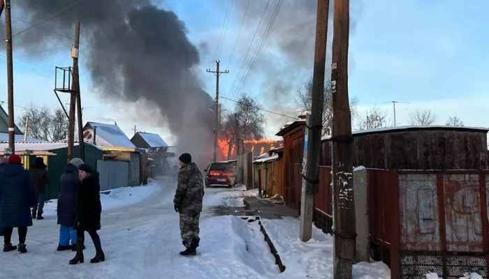 В Барнауле произошел сильный пожар в частном секторе