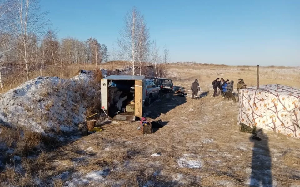 Тела двух рыбаков из Алтайского края обнаружили в машине в соседнем регионе