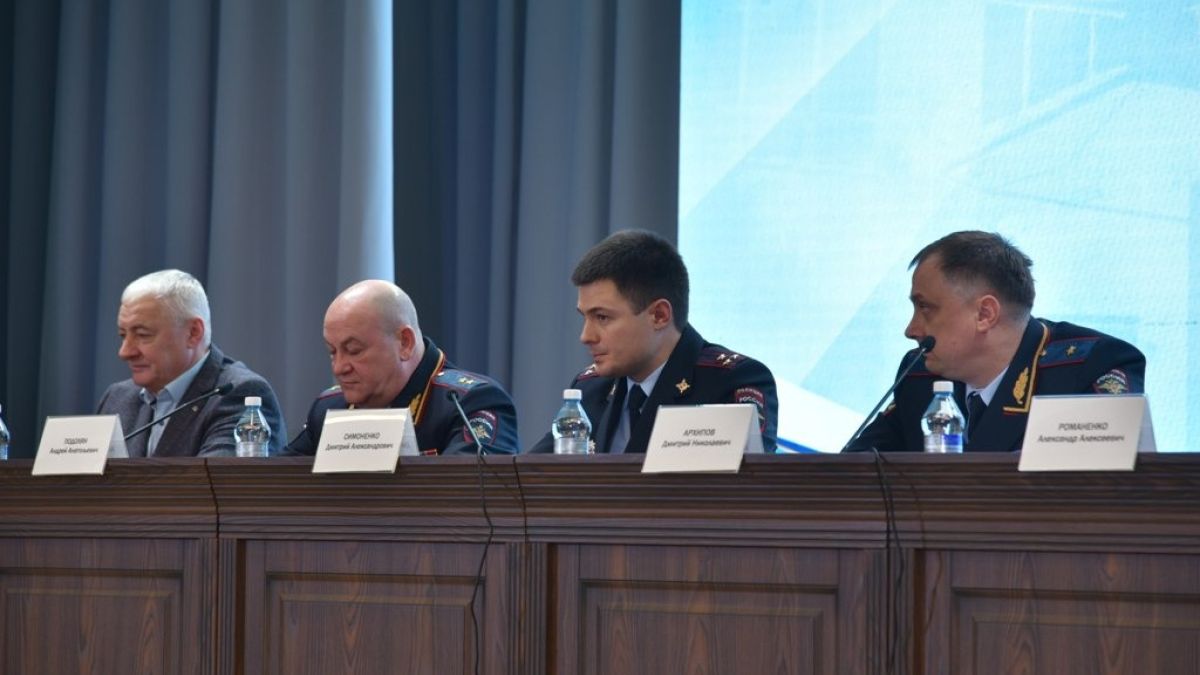 Дмитрий Симоненко третий слева