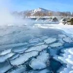 Завораживающее зрелище: на Алтае покрывается льдом река Катунь