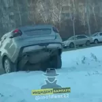 В Барнауле легковушка нырнула в яму для отвода воды