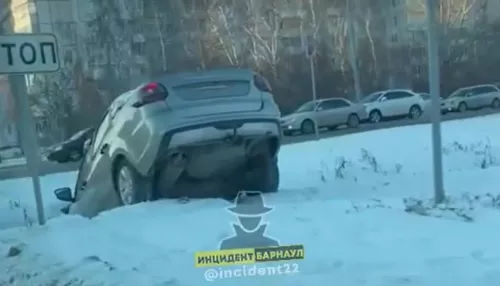 В Барнауле легковушка нырнула в яму для отвода воды