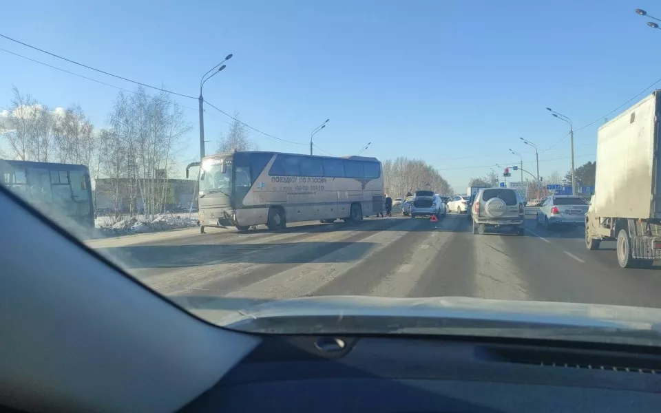 В Барнауле возле ТРЦ Арена произошло массовое ДТП с участием автобуса