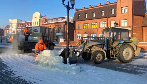 На Мало-Тобольскую завезли лед для строительства новогоднего городка