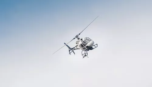 Вертолет с новосибирскими вахтовиками аварийно сел в Омской области