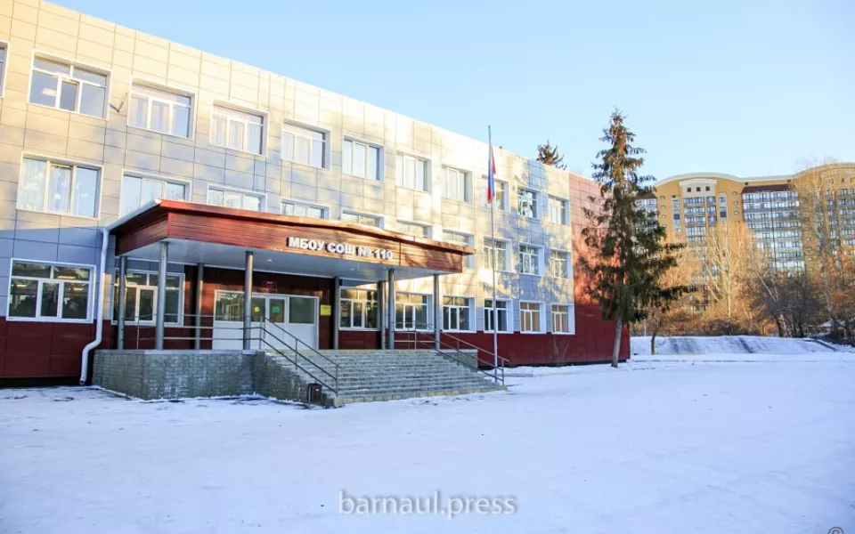 В Барнауле завершили затянувшийся капремонт в школе. Фоторепортаж