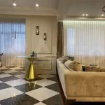 В Барнауле за 10,5 млн рублей продают дизайнерскую квартиру с золотым столом