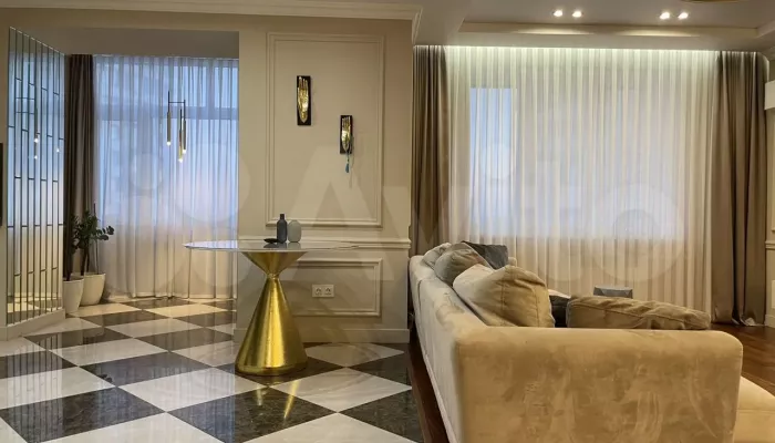 В Барнауле за 10,5 млн рублей продают дизайнерскую квартиру с золотым столом