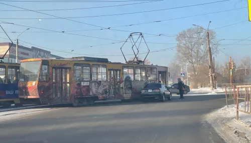 В Барнауле легковушка с трамваем не поделили перекресток