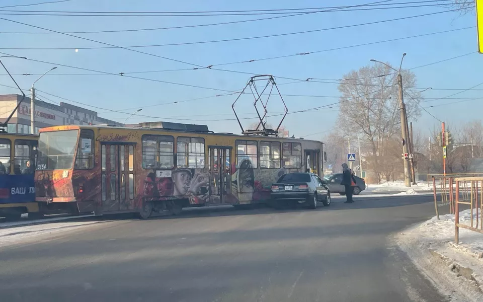 В Барнауле легковушка с трамваем не поделили перекресток