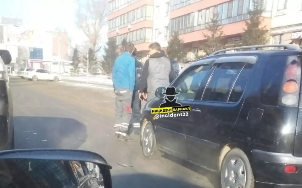 В Барнауле двух пешеходов сбили на соседних переходах