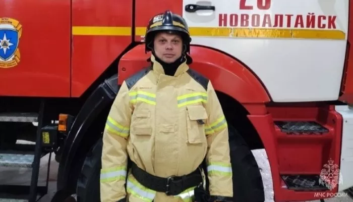 Алтайский спасатель шел с работы, но заметил пожар и бросился в горящий дом