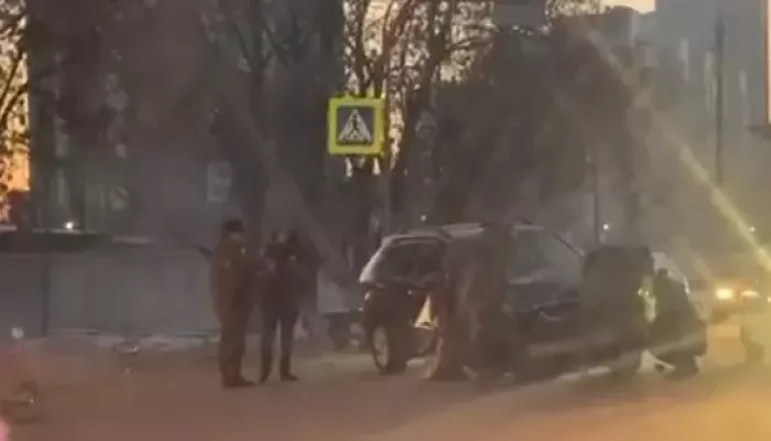 В Барнауле автомобиль занесло в столб на пешеходном переходе